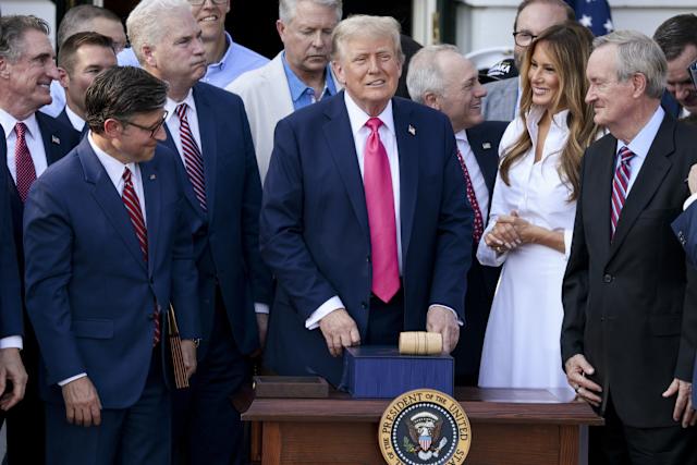 Trump bajo fuego por condicionar fondos de víctimas