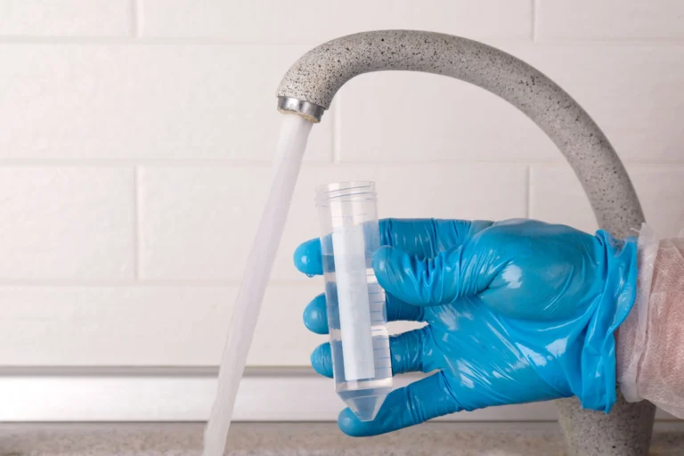 Exposición al agua contaminada afecta a comunidades latinas en EE.UU.