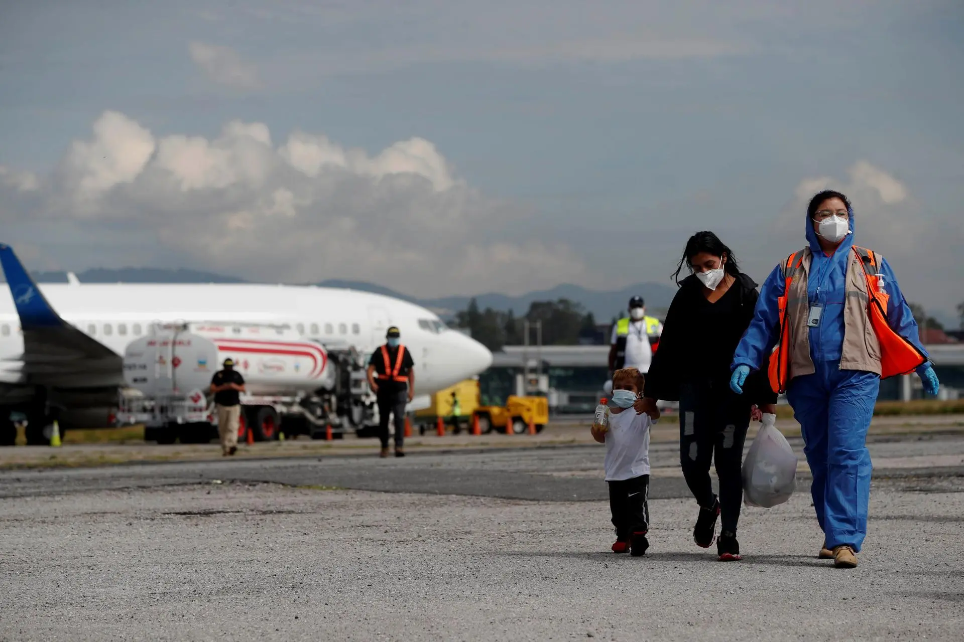 Cobrarán $6 mil millones a inmigrantes por no autodeportarse: ¿cómo lo hará?