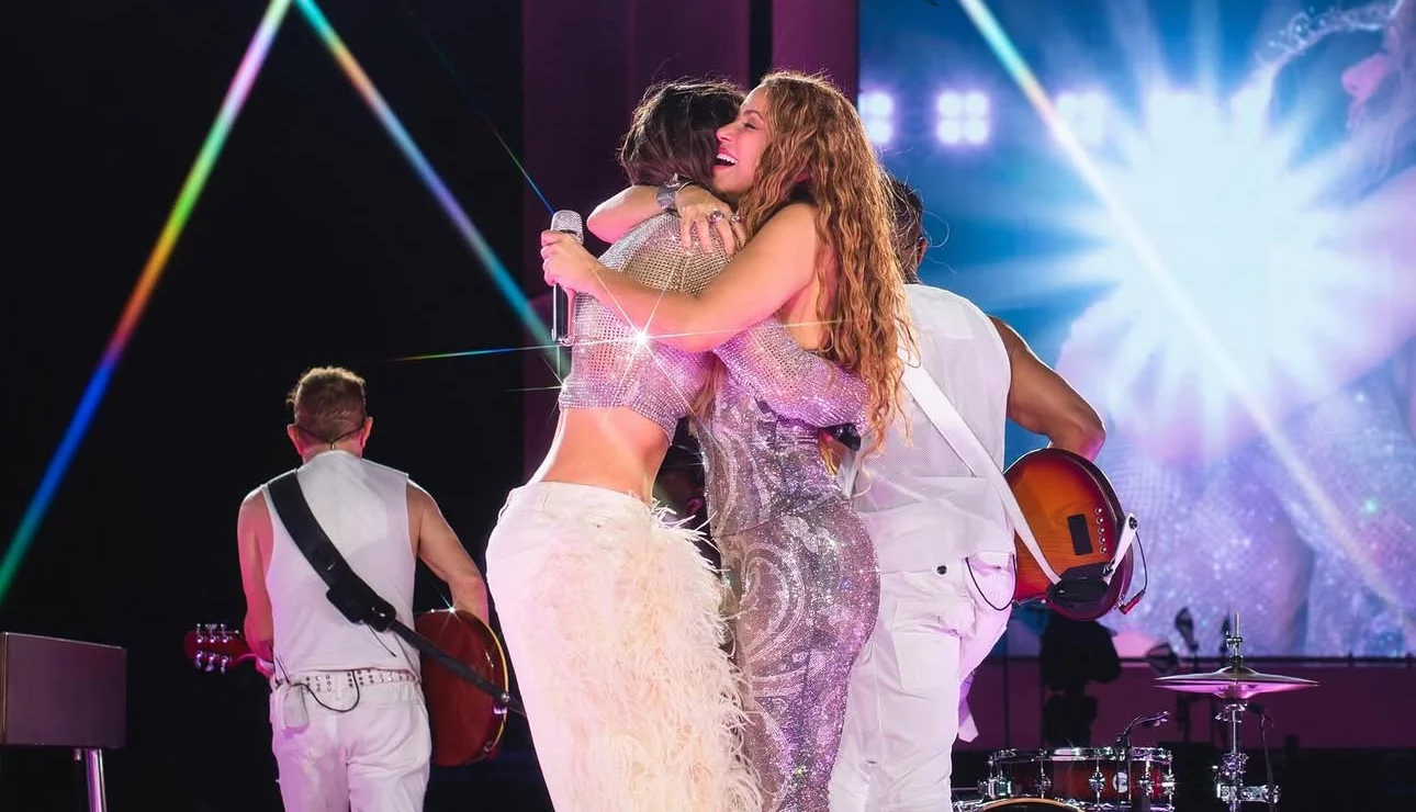 ¡Belinda se arrodilla ante Shakira! Así cantaron 'Día de enero' juntas