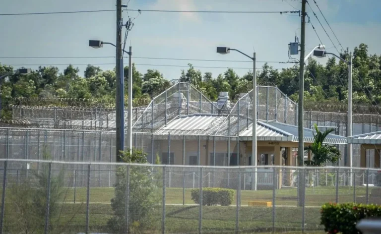 Texas: construyen nuevo megacentro para migrantes