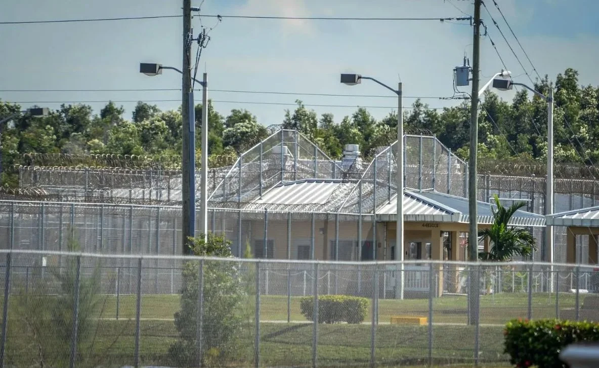 Texas: construyen nuevo megacentro para migrantes