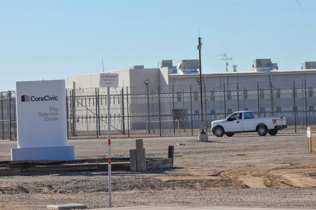 Migrante hallado muerto en centro del ICE: ¿qué pasó?