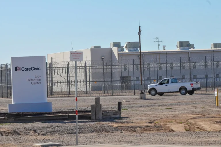 Migrante hallado muerto en centro del ICE: ¿qué pasó?