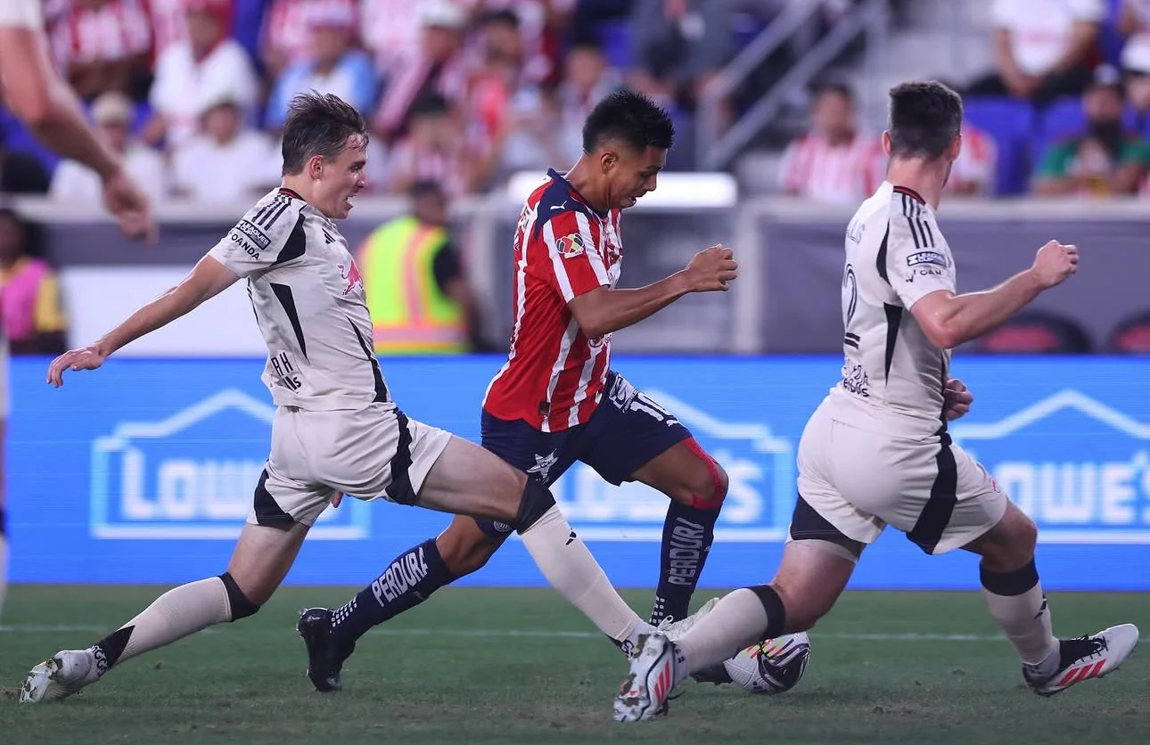 Red Bulls le arrebatan la victoria a Chivas en el último minuto