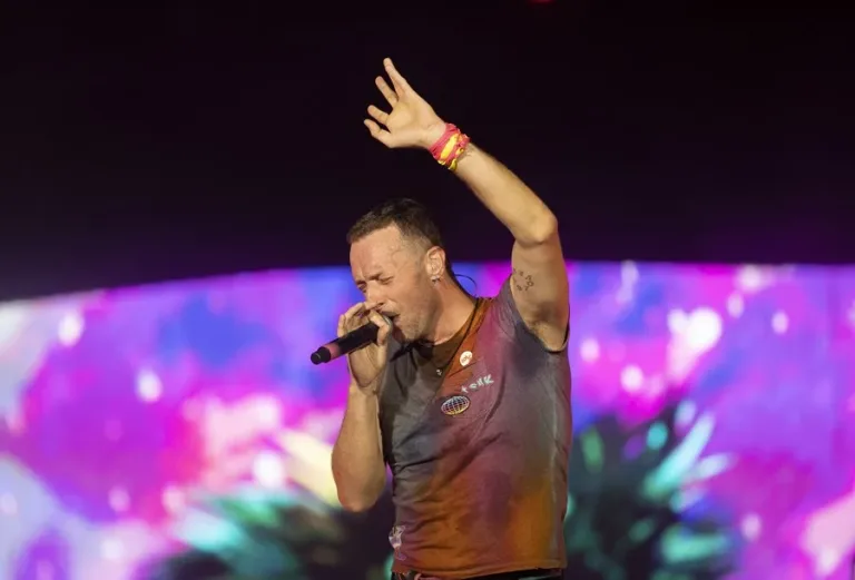 Chris Martin le canta a fanático y le dice que por él podría ser gay
