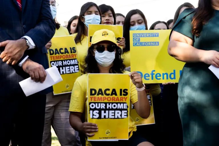 ¿Tienes DACA? Lo que los ‘dreamers’ deben saber antes de salir de EE.UU.