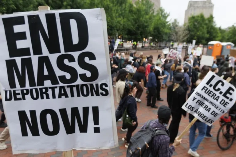 ¿Qué significa la pausa a las deportaciones con parole?