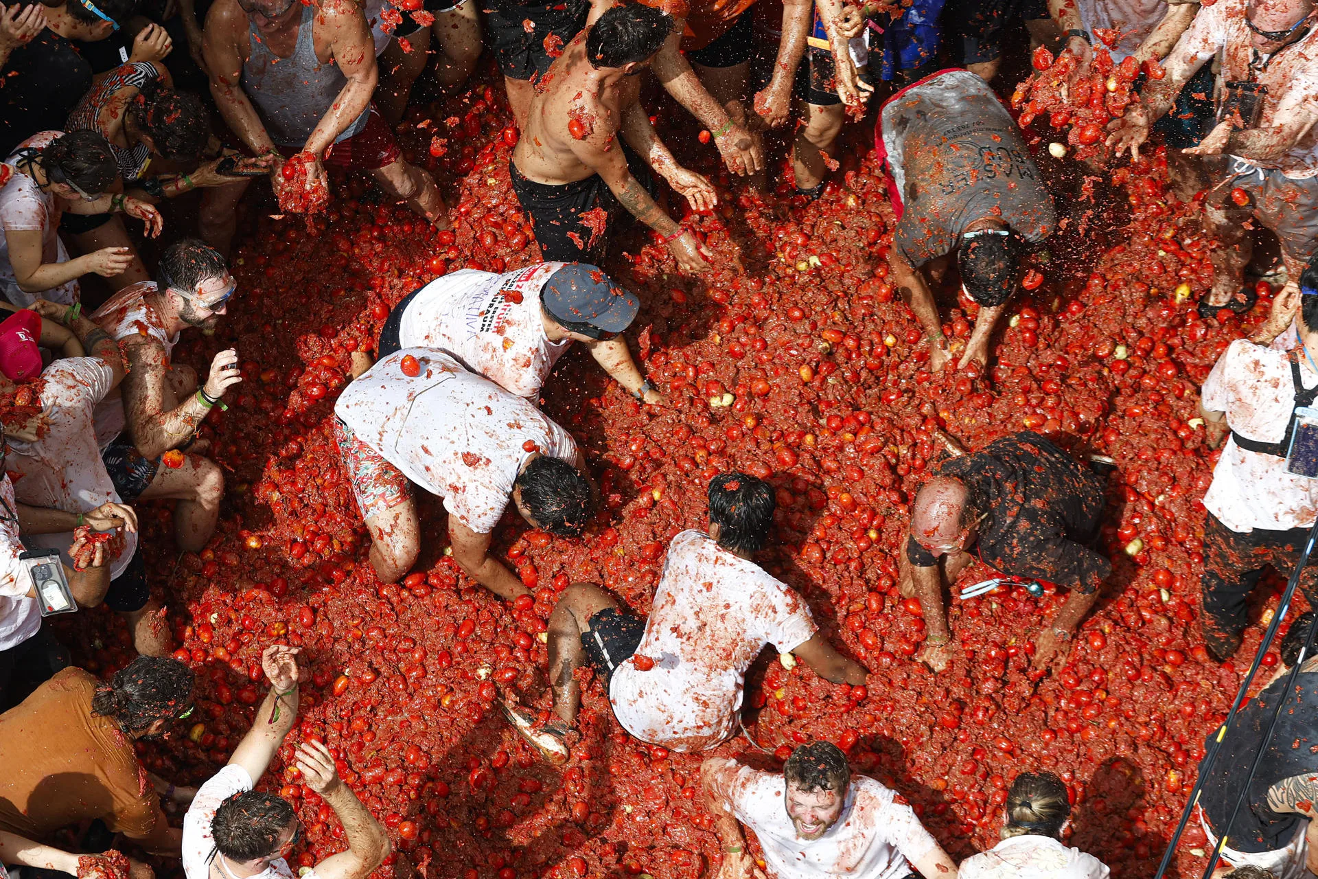 fiesta donde miles se lanzan tomates en España