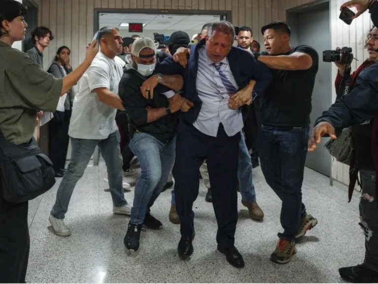 ¿Es legal grabar redadas migratorias de ICE? Esto dice la ley