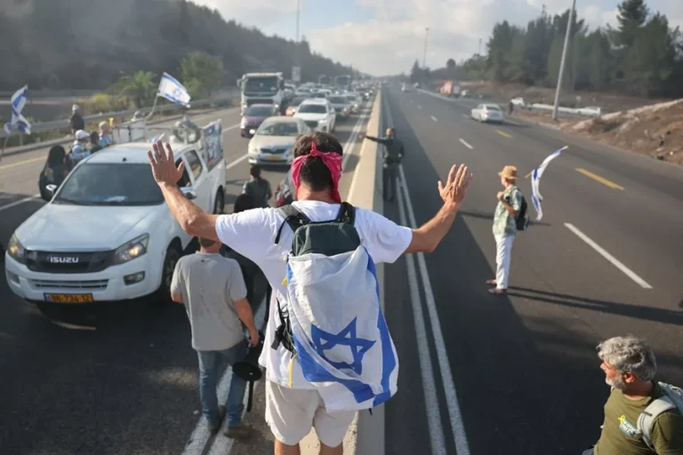 Rehenes en Gaza: protestas a favor de alto el fuego paralizan Israel