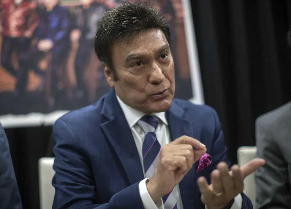 Jorge Hernández se recupera de dolorosa caída en el escenario