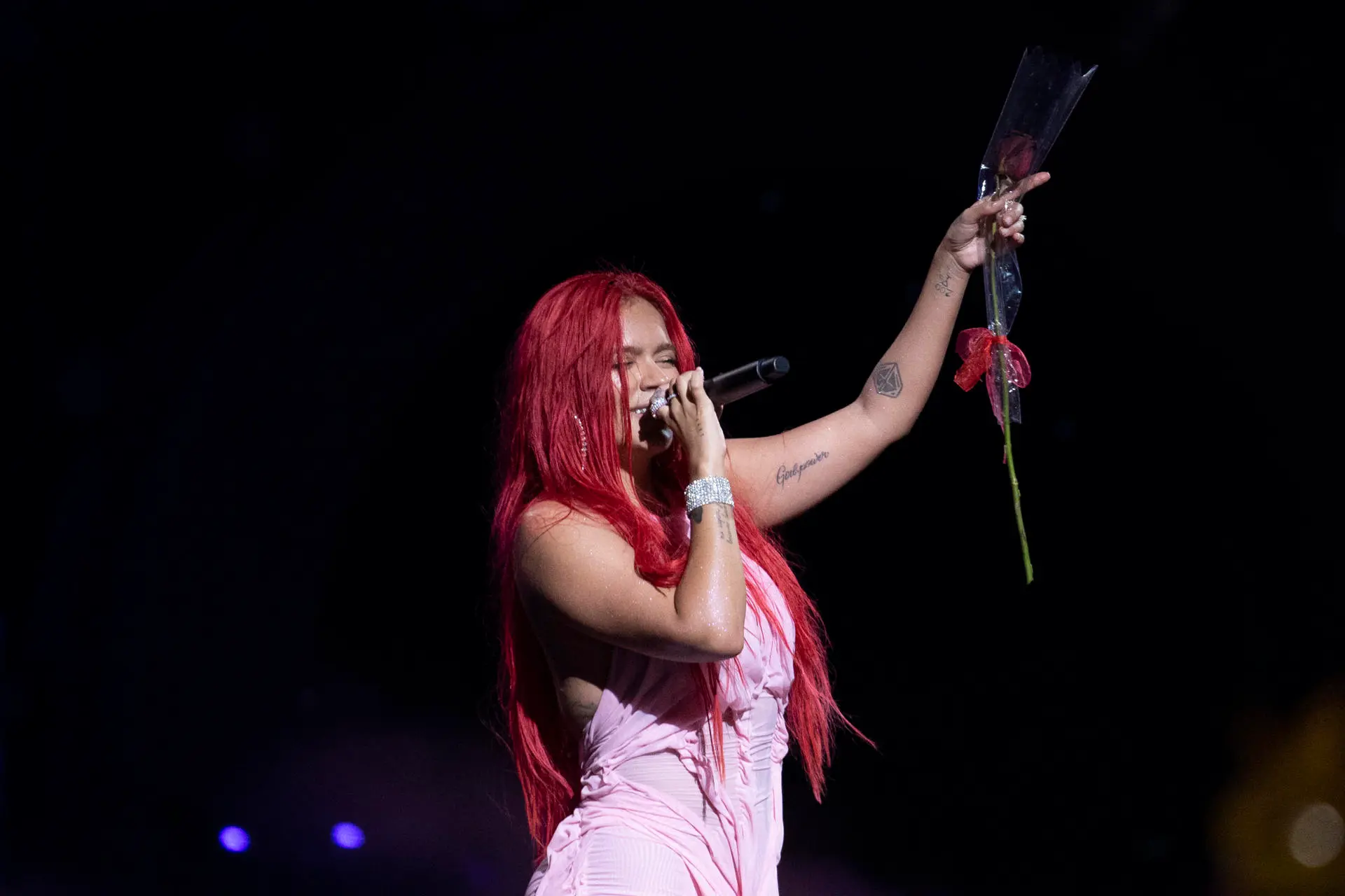 Karol G rompe barreras con show en mítico cabaret parisino