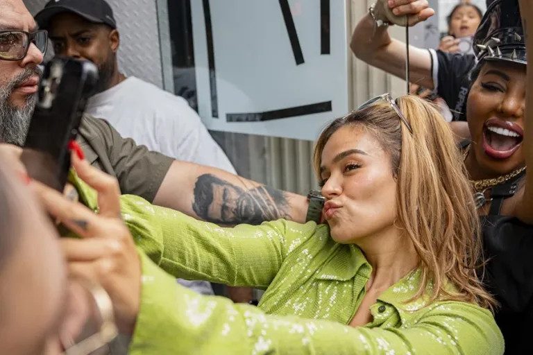 ¡Histórico! Karol G hará el medio tiempo de la NFL en Brasil