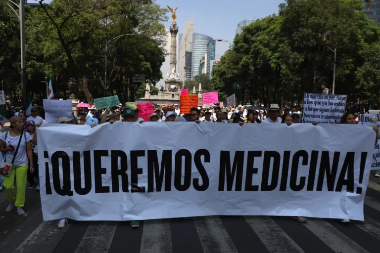 Mexicanos protestan por acceso a medicinas contra el cáncer