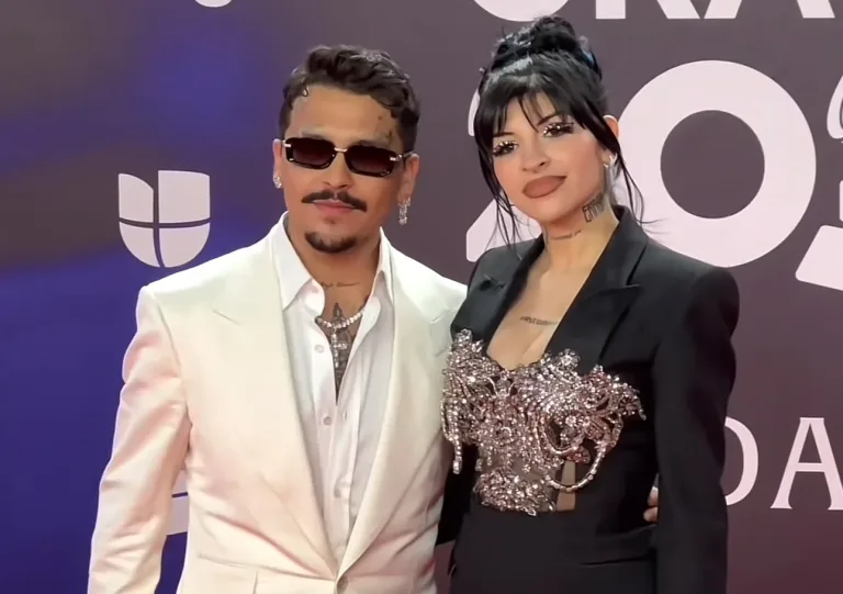 El cantante Christian Nodal sorprendió a sus seguidores con una emotiva disculpa a Cazzu, la madre de su hija, durante una reciente entrevista. En un adelanto compartido por la conductora Adela Micha, Nodal abordó los rumores sobre su vida amorosa y su relación con Ángela Aguilar, su actual esposa. Con sinceridad, el artista expresó su amor por Aguilar, pero también reconoció el impacto de su ruptura con Cazzu. “De corazón le pido disculpas a la madre de mi hija, yo me mega enamoré”, confesó. La polémica comenzó en mayo de 2024, cuando Nodal anunció el fin de su relación con Cazzu tras casi dos años juntos y el nacimiento de su hija, Inti. Apenas dos semanas después, confirmó su romance con Ángela Aguilar, desatando especulaciones sobre una posible infidelidad. La situación se intensificó cuando Aguilar afirmó que Cazzu sabía de su relación meses antes, algo que la argentina negó rotundamente. Nodal, en la entrevista, quiso aclarar las cosas. Habló sobre las palabras de Cazzu, quien respondió a los comentarios de Aguilar en un podcast. “Siento que lo correcto es retomar lo que dice mi ex”, dijo. Aseguró que su relación con Cazzu ya había terminado antes de iniciar con Aguilar y que no hubo terceros involucrados. Christian Nodal y su relación con Cazzu La historia de Nodal y Cazzu capturó la atención de millones. Desde que se les vio juntos en 2022, su romance fue seguido de cerca. La llegada de su hija, Inti, en septiembre de 2023, parecía consolidar su vínculo. Sin embargo, la relación enfrentó altibajos. Nodal reveló que él y Cazzu terminaron varias veces antes de la ruptura final. “Ya hemos terminado seis veces antes”, admitió el cantante. Explicó que las discusiones giraban en torno a sus diferencias. Cazzu, según Nodal, le dijo en una ocasión que no era la mujer que él necesitaba. “Búscate alguien más”, le habría dicho, aunque siempre lograban reconciliarse. Estas palabras, según él, marcaron su relación antes del fin definitivo. El cantante insistió en que no hubo infidelidad. “Ángela no existía en todo lo que duró mi relación”, afirmó. Para Nodal, su romance con Aguilar comenzó después de cerrar su capítulo con Cazzu. Su disculpa, sin embargo, refleja un deseo de sanar heridas y asumir responsabilidad por el dolor causado. Christian Nodal y su amor por Ángela Aguilar En la entrevista, Nodal no ocultó su felicidad con Ángela Aguilar. Se casaron en julio de 2024, dos meses después de hacer pública su relación. “Ella es el amor de mi vida, con ella me quiero morir”, expresó con entusiasmo. Su boda, celebrada en Morelos, México, fue un evento privado que marcó un nuevo comienzo para el cantante. La relación con Aguilar, sin embargo, no estuvo exenta de críticas. Muchos señalaron a la joven cantante como la “tercera en discordia”. Nodal defendió a su esposa, asegurando que los rumores de infidelidad eran falsos. “Ángela no le rompió el corazón a mi hija”, dijo, refiriéndose al impacto en Inti. El cantante también abordó su reputación de “mujeriego”. Con humor, reconoció que estar enamorado es su “mayor virtud y defecto”. Su sinceridad resonó con los fans, quienes han seguido de cerca su vida personal. El camino de Cazzu tras la ruptura Mientras Nodal hablaba de su nueva vida, Cazzu ha seguido adelante con su carrera. La cantante argentina se ha enfocado en su gira Latinaje, que la llevó a México recientemente. También lanzó su libro Perreo, un proyecto que ha emocionado a sus seguidores. Cazzu ha preferido mantener un perfil bajo respecto a la polémica. Sin embargo, su respuesta al comentario de Aguilar fue clara. Negó haber sabido del romance de Nodal con Aguilar y expresó el dolor que sintió. Su prioridad, según ha dicho, es su hija Inti y su música. En diciembre de 2024, Cazzu estrenó La Cueva, una canción que refleja su proceso de sanación. Los fans la han apoyado, celebrando su fortaleza. Su gira y su libro muestran su dedicación a su arte, incluso en medio de la controversia. Nodal, por su parte, sigue cosechando éxitos con su música. Su gira Pal’ Cora continúa llenando escenarios. La entrevista con Adela Micha ofrece un vistazo a su lado más personal, donde busca cerrar heridas y avanzar con su familia y carrera.