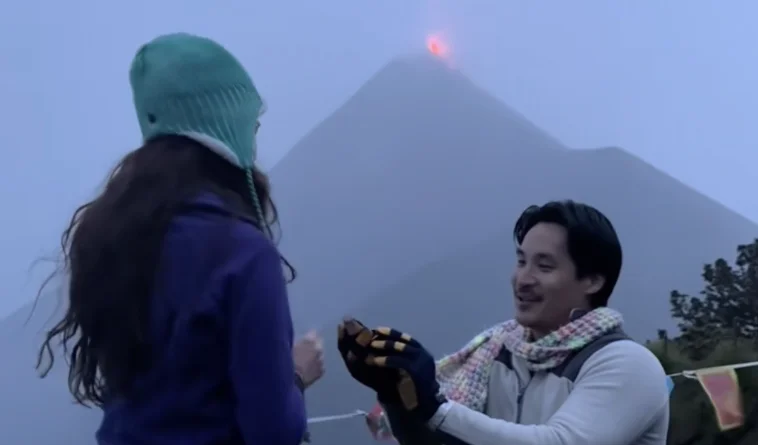 Volcán entra en erupción en plena propuesta de matrimonio