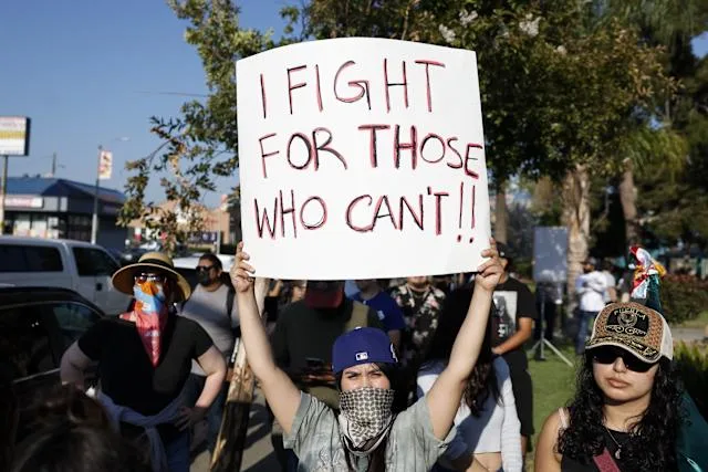 protesta contra ICE en Camp Atterbury