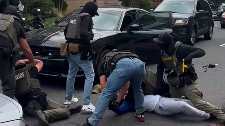 Así fue el violento arresto de un migrante en Washington