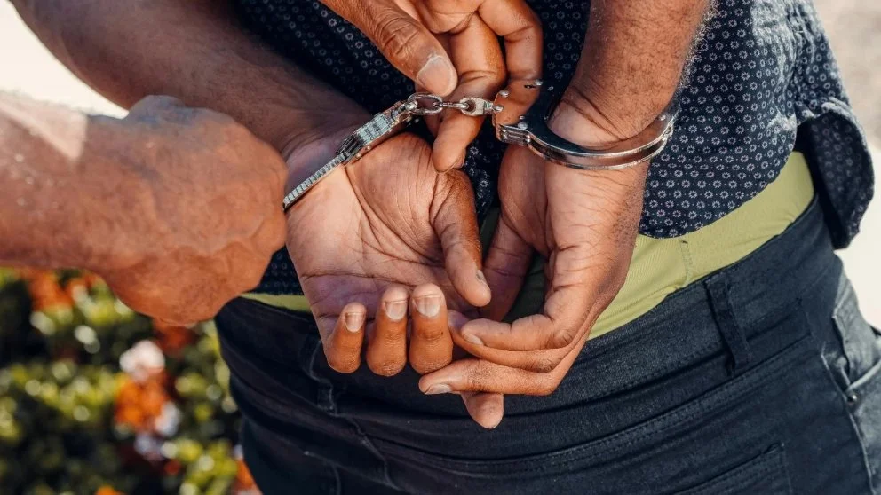 Detienen a un padre frente a su hijo en escuela de San Diego