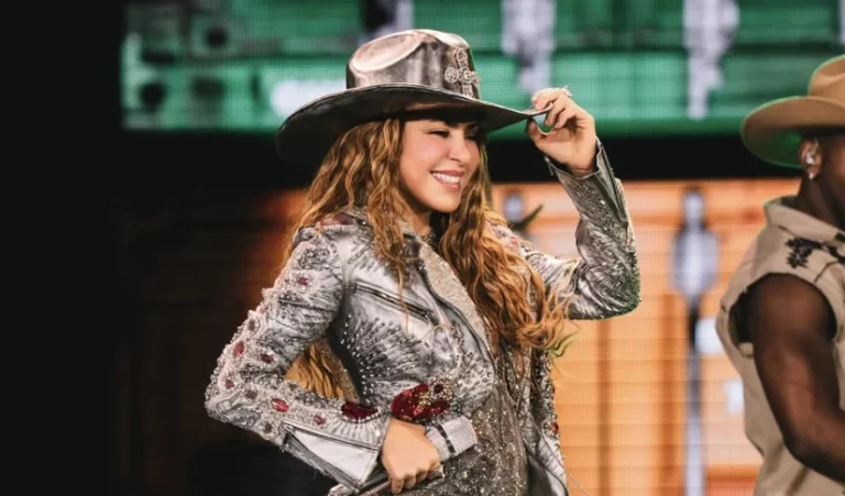 ¡Shakira se declara mexicana! Y revive el clásico “Sombras” de Javier Solís