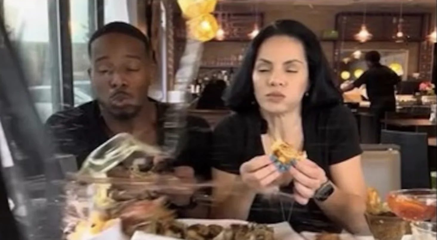 Dos influencers de comida casi son arrollados en vivo: ¿Qué pasó?