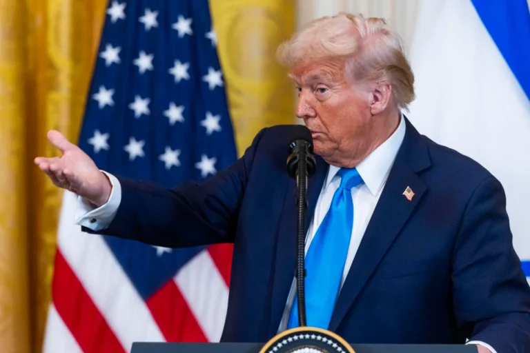 Trump ordena dar control total de fondos a políticos