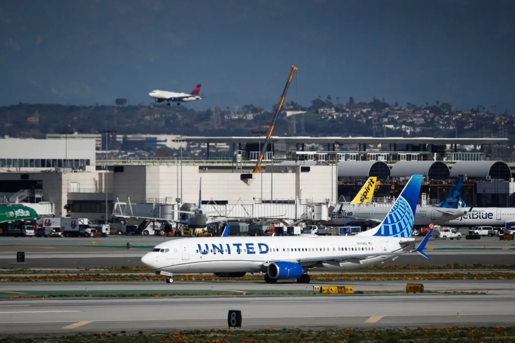 Avión de United Airlines declara “mayday” y aterriza de emergencia