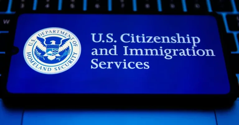 ¿Dónde encontrar los formularios USCIS 2025 correctos?