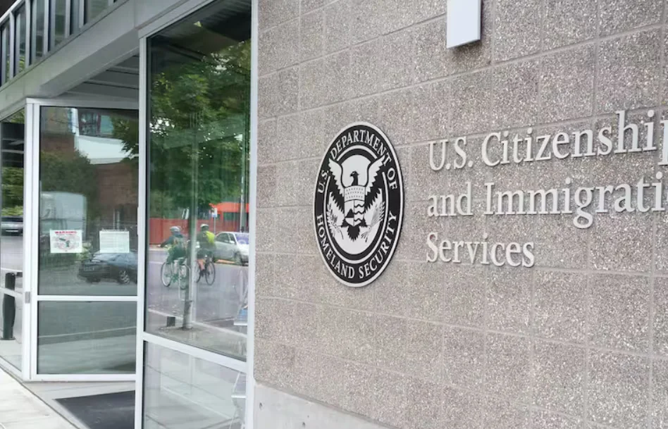 Así puedes avisar tu cambio de dirección a USCIS, ICE y la Corte
