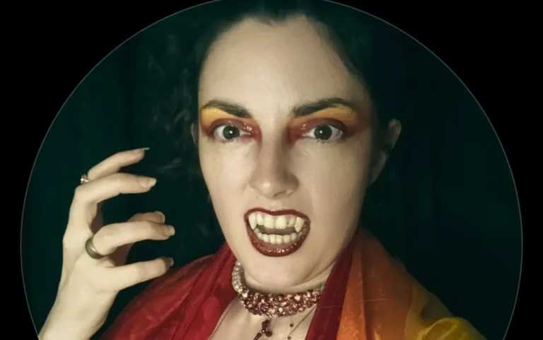 Hellen Schweizer, una mujer de 30 años de Providence, Rhode Island, ha captado la atención al declararse vampira energética.