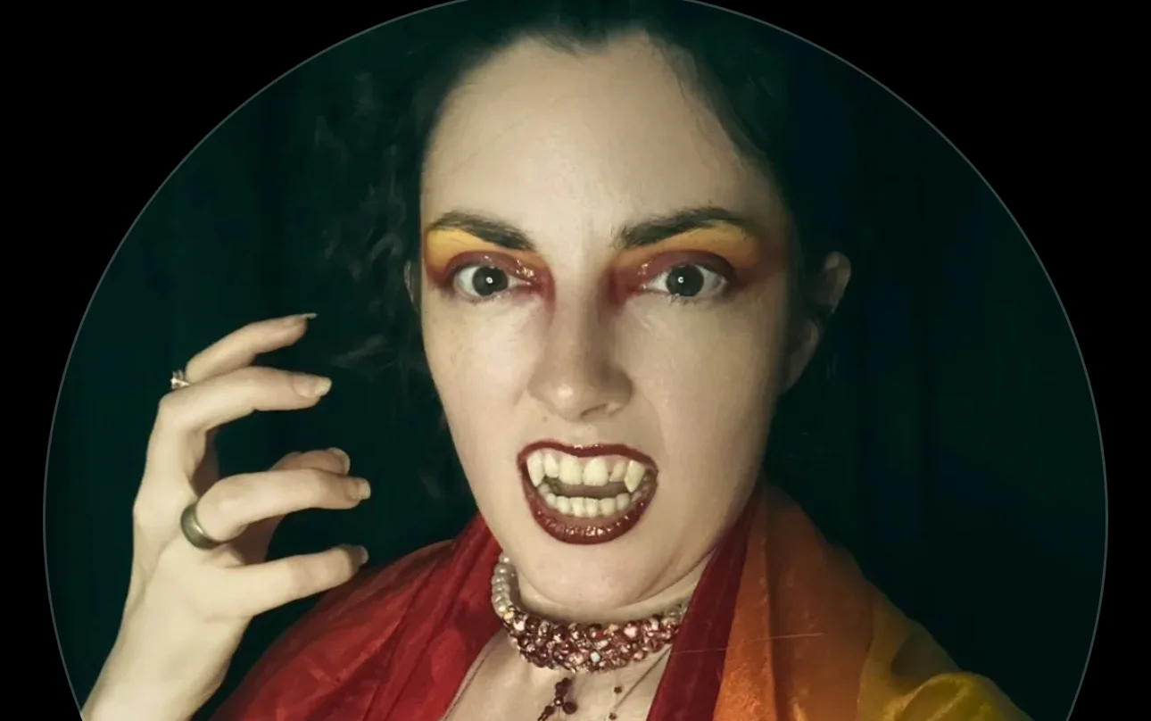 Hellen Schweizer, una mujer de 30 años de Providence, Rhode Island, ha captado la atención al declararse vampira energética.