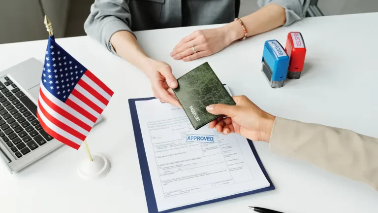 ¿Qué empresas ayudan con visas de trabajo en 2025?