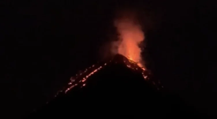 Volcán entra en erupción en plena propuesta de matrimonio