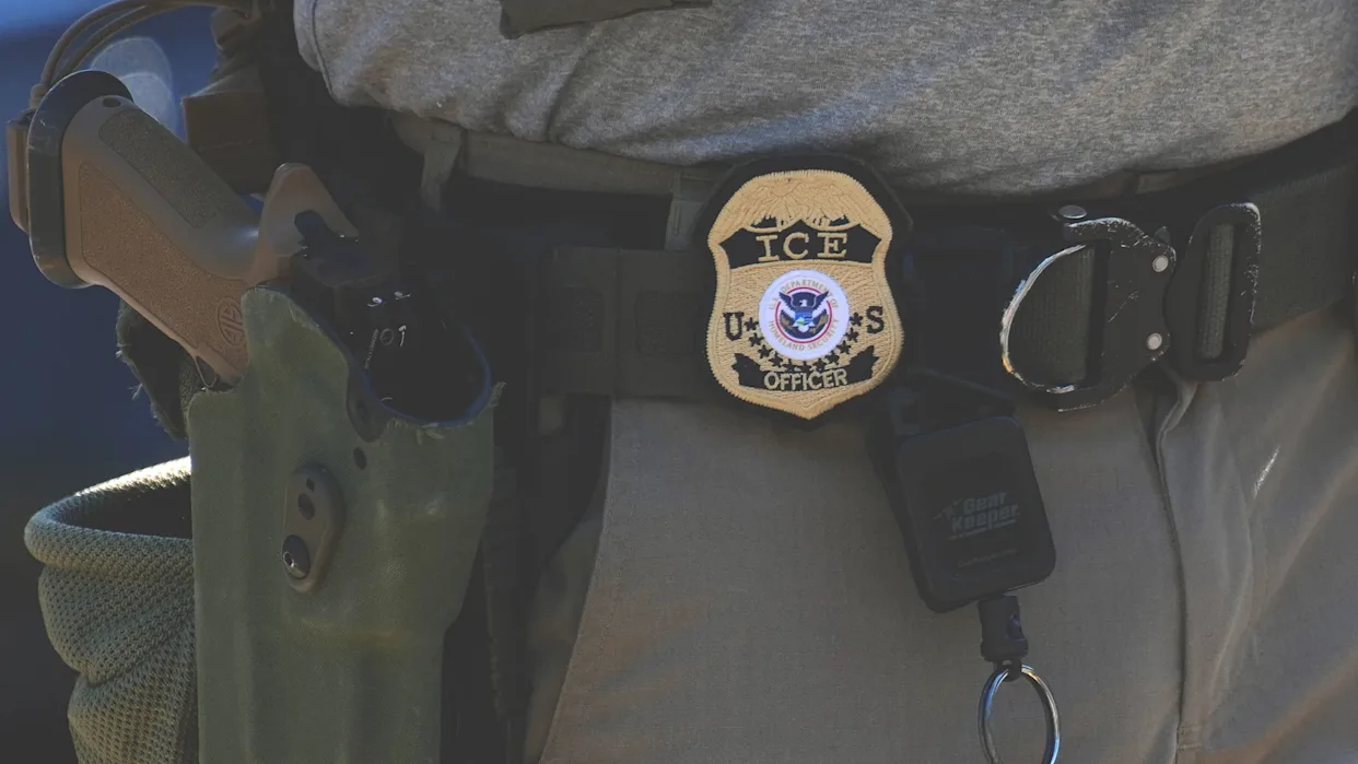 Agente de ICE apunta su arma a transeúntes