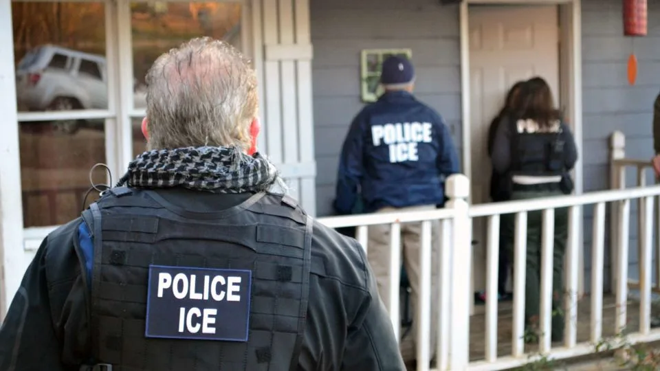 Así arrestaron a joven por defender a migrante de ICE