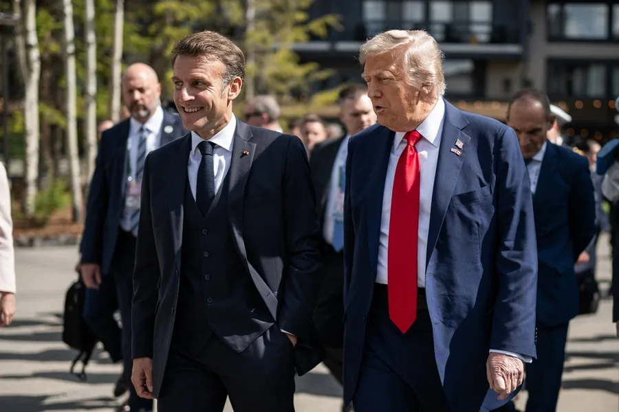 Caravana de Trump detiene a Macron