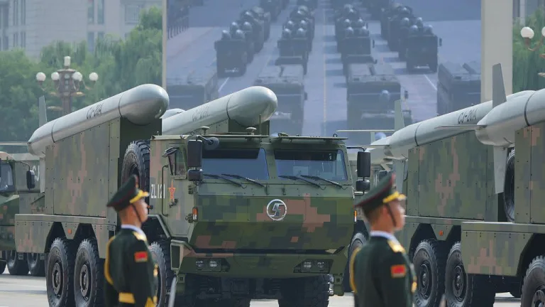China exhibe su fuerza militar