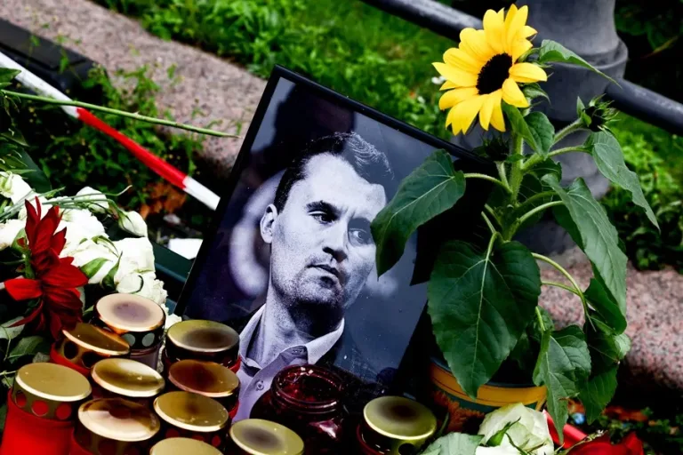 Cientos son despedidos por hablar de Charlie Kirk