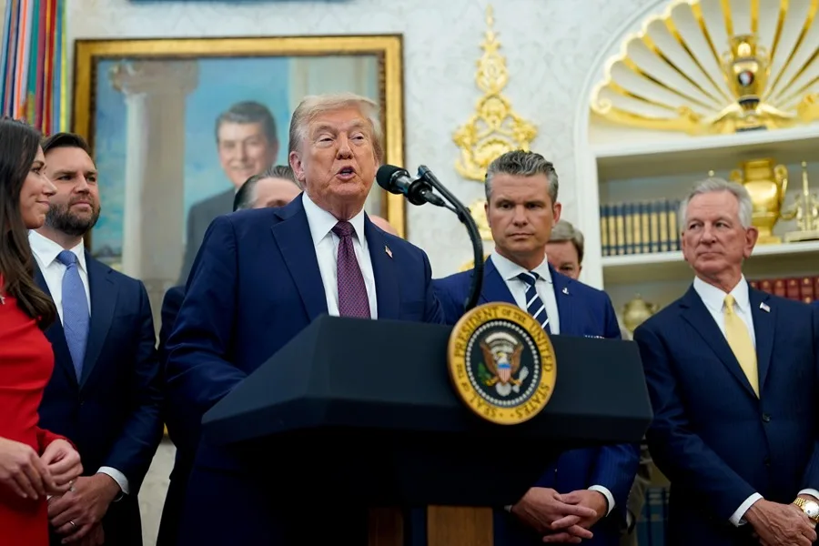 Revelan imágenes del ataque de EEUU a barco venezolano: Trump afirma que mataron a "11 narcoterroristas"