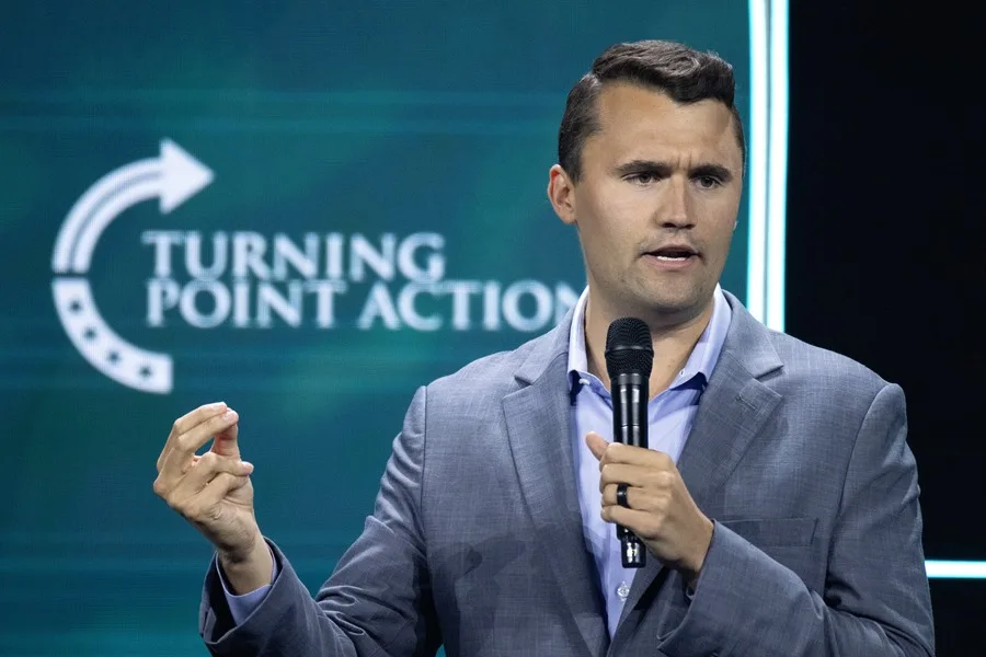 EE.UU. quitará visas por “glorificar” la muerte de Charlie Kirk