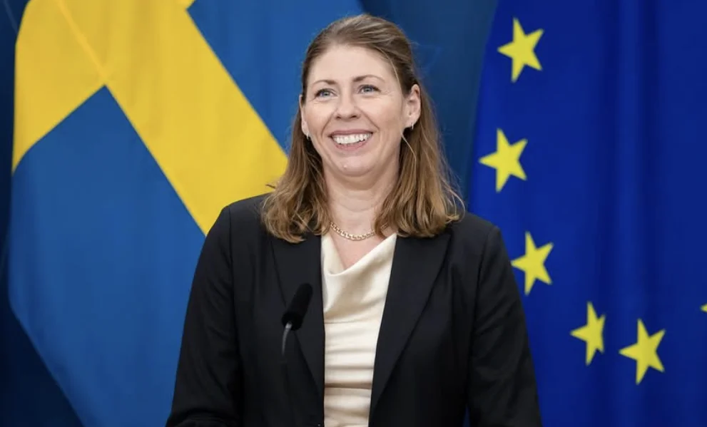 Ministra de Suecia se desploma en rueda de prensa: ¿Qué le pasó?