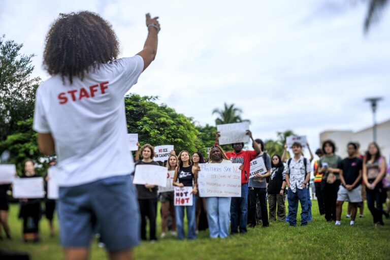 Estudiantes de Florida protestan contra presencia de ICE