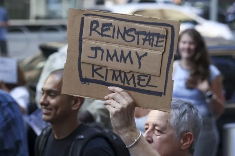 Fans de Jimmy Kimmel protestan por la libertad de expresión