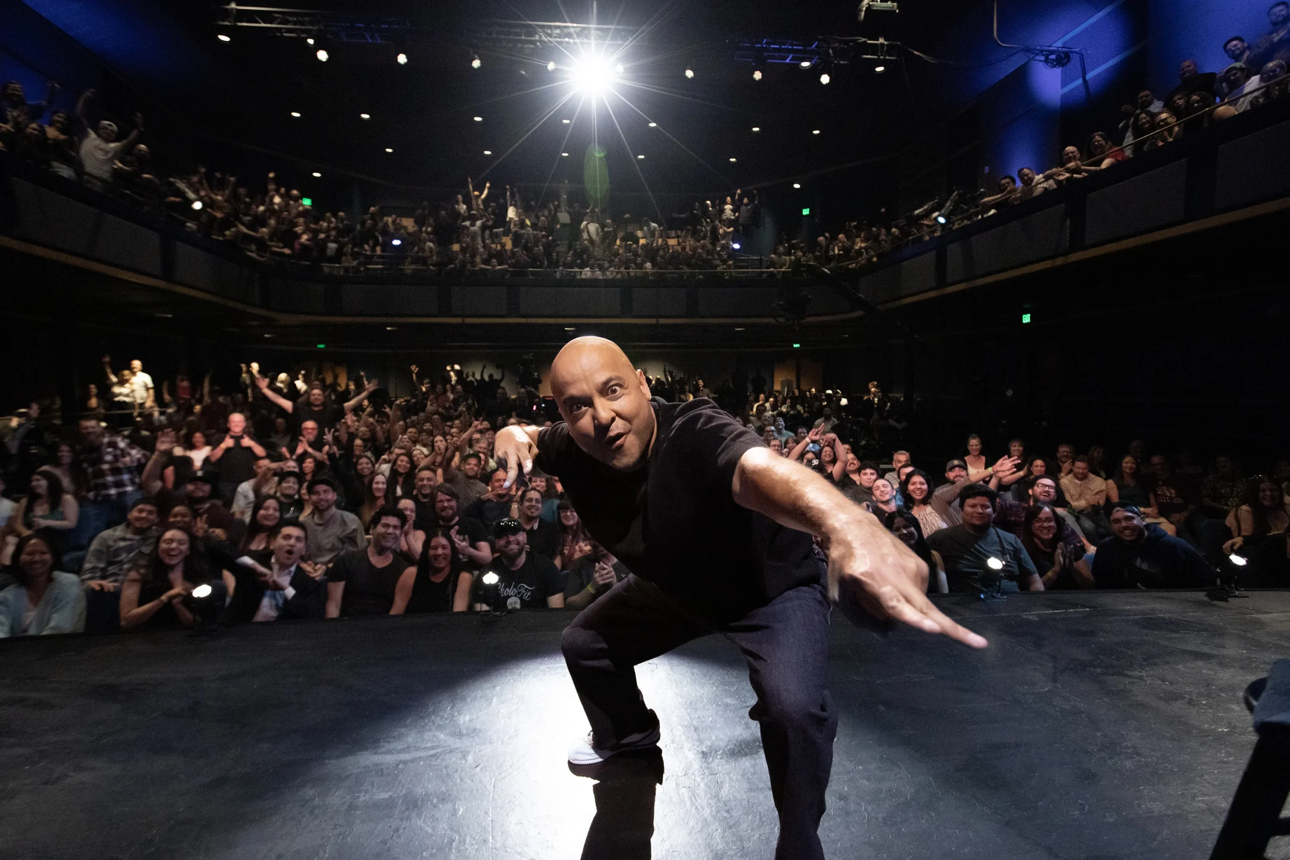 Hulu anuncia el estreno del especial de comedia de Frankie Quiñones