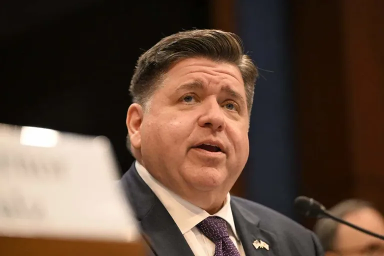 Gobernador de Illinois acusa a Trump