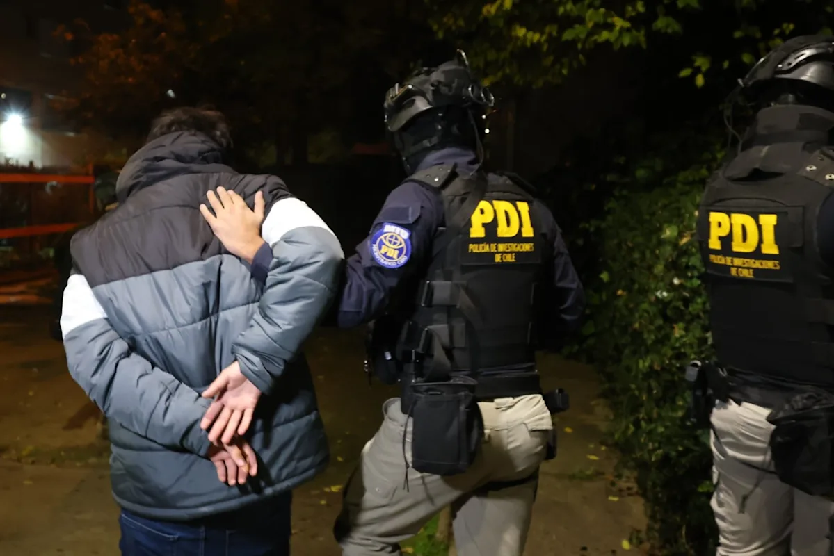 Hombre desarma a policía y dispara hacia turistas en Jalisco