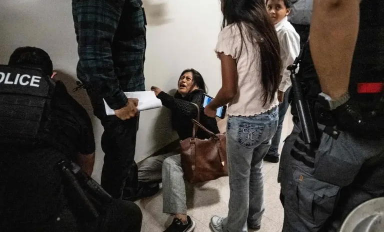 ICE empuja al piso a mujer frente a sus hijos