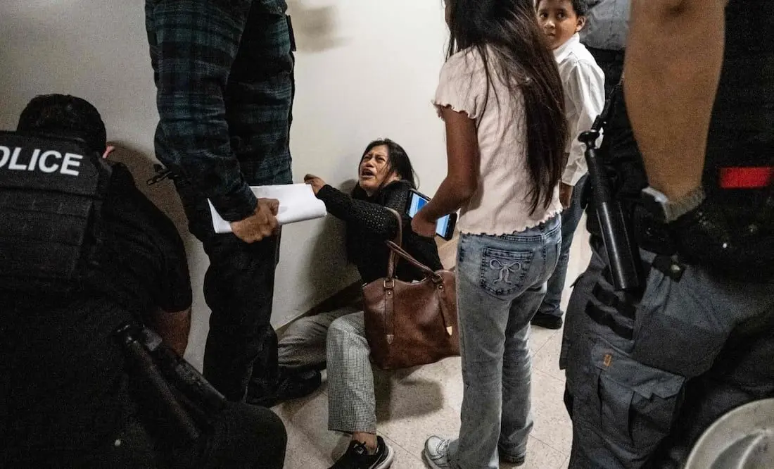 ICE empuja al piso a mujer frente a sus hijos