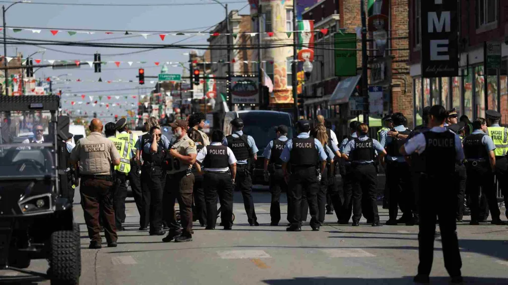 Lanzan balas de goma y gases a migrantes